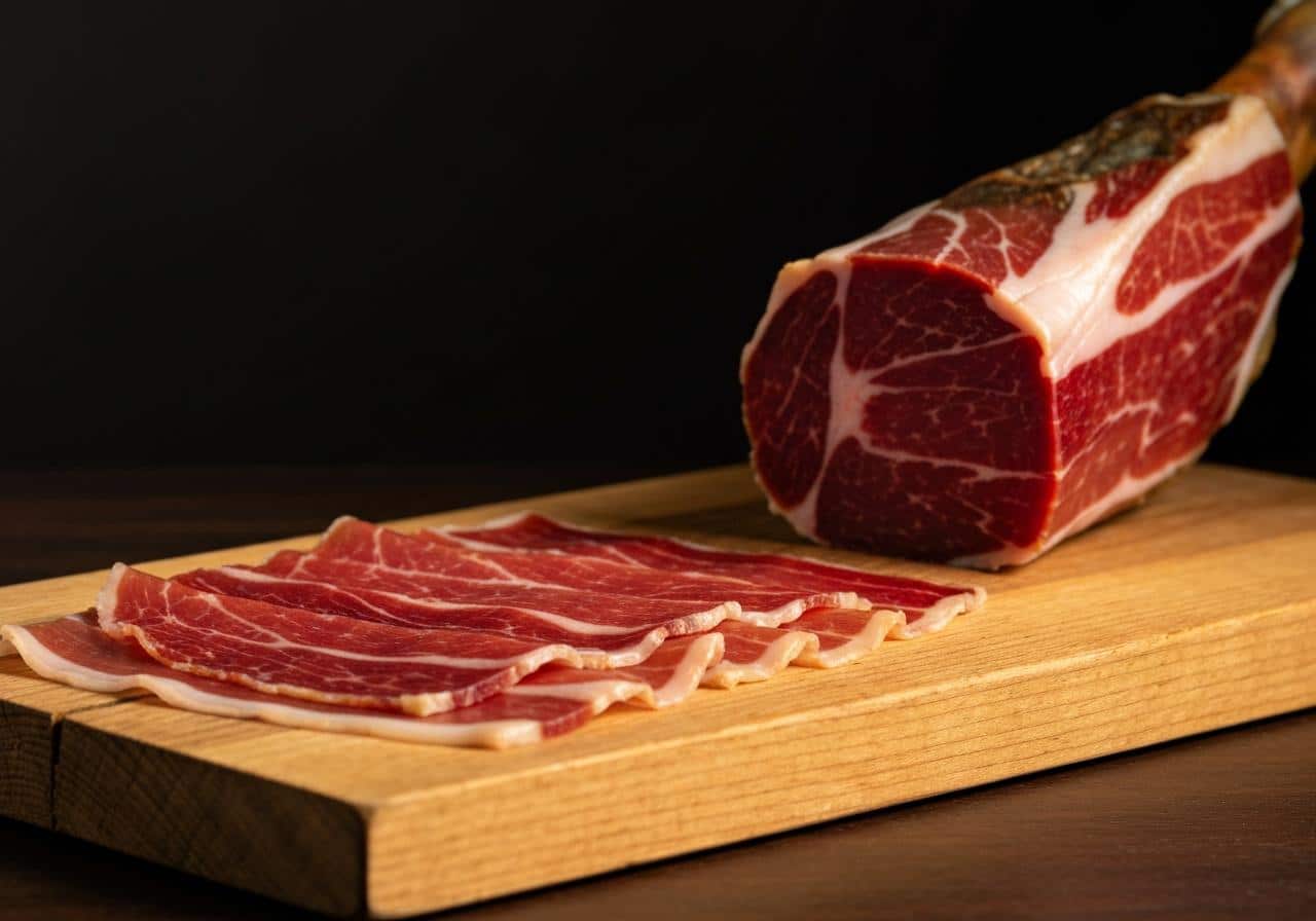 Tranches de jambon ibérique sur planche en bois