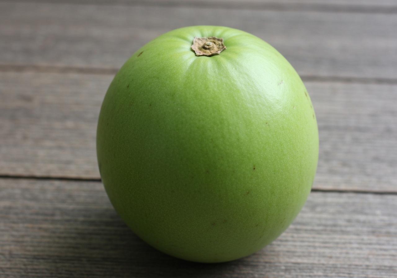 Corossol épineux vert sur fond naturel